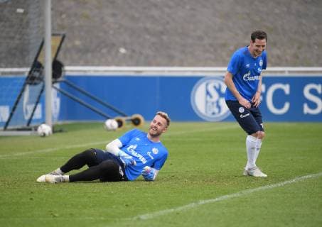 17.04.2019, Fussball GER, 1. Bundesliga Saison 2018 2019, Training FC Schalke 04, v.li., Torwart Ralf Faehrmann, Ralf Fährmann (Schalke 04), Sebastian Rudy (FC Schalke 04)
