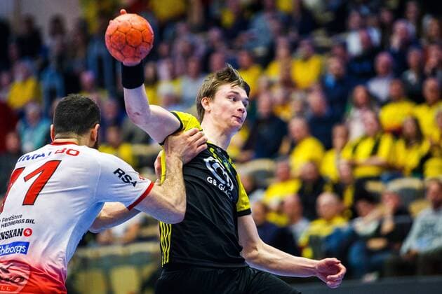 190417 HK Malmös Awad Kassem och Sävehofs Oskar Sunnefeldt under kvartsfinal 4 i Handbollsligans slutspel mellan Sävehof och HK Malmö den 17 april 2019 i Partille. Copyright: MICHAELxERICHSEN BB190417MI013