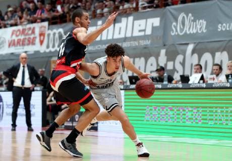 Deutschland, Würzburg, s.Oliver Arena, 17.04.2019, Basketball - Fiba Europe Cup - s.Oliver Wuerzburg - Pallacanestro Varese Bild: v. l. JEAN SALUMU (Pallacanestro Varese, 10) und Joshua Obiesie (s.Oliver Würzburg, 3) Copyright: HMBxMedia xHeikoxBecker
