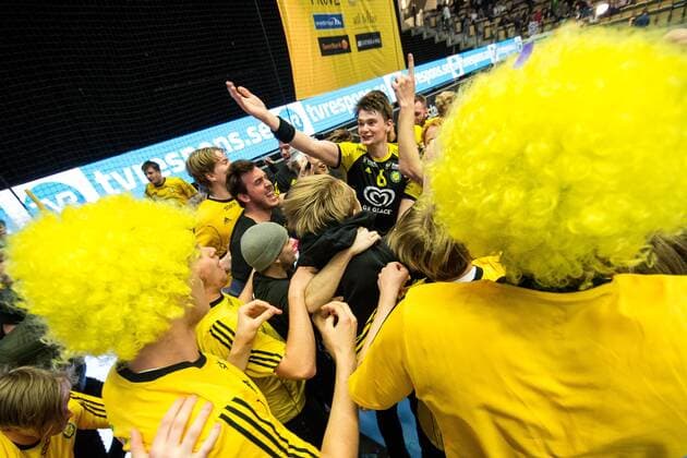 190417 Sävehofs Oskar Sunnefeldt jublar med lagkamrater och fans efter kvartsfinal 4 i Handbollsligans slutspel mellan Sävehof och HK Malmö den 17 april 2019 i Partille. Copyright: MICHAELxERICHSEN BB190417MI024