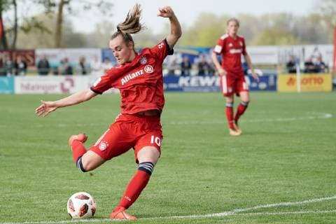 Jill Roord (FCB, 10) beim Torschuss, Freisteller, Ganzkörper, Einzelbild, Aktion, Action, Fussball, Allianz Frauen-Bundesliga, SC Sand - FC Bayern München, DFB REGULATIONS PROHIBIT ANY USE OF PHOTOGRAPHS AS IMAGE SEQUENCES AND OR QUASI-VIDEO.