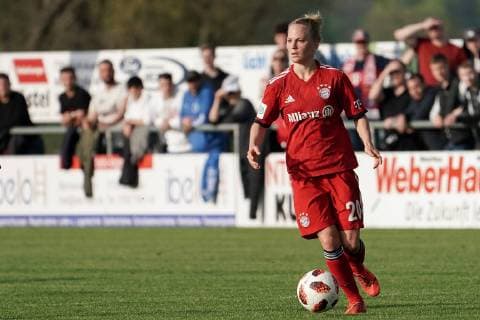 Leonie Maier (FCB, 20), am Ball, Freisteller, Ganzkörper, Einzelbild, Aktion, Action, Fussball, Allianz Frauen-Bundesliga, SC Sand - FC Bayern München, DFB REGULATIONS PROHIBIT ANY USE OF PHOTOGRAPHS AS IMAGE SEQUENCES AND OR QUASI-VIDEO.