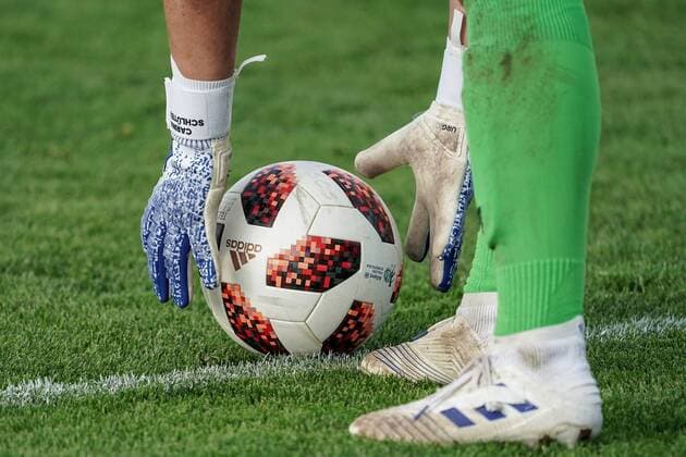 Carina Schlüter (Torwart, Sand, 1) legt sich einen Ball der Marke adidas Telstar Mechta 18 (Me4ta) zum Abstoß zurecht, Torabstoß, offizieller Spielball, official Match Ball, Symbolfoto, Symbolbild, Symbol, Fussball, Allianz Frauen-Bundesliga, SC Sand - FC Bayern München, DFB REGULATIONS PROHIBIT ANY USE OF PHOTOGRAPHS AS IMAGE SEQUENCES AND OR QUASI-VIDEO. *** Carina Schlüter Goalkeeper Sand 1 puts a ball of the brand adidas Telstar Mechta 18 Me4ta for goal kick rightfully goal kick official Match Ball Symbol photo symbol football alliance women Bundesliga SC Sand FC Bayern Munich DFB REGULATIONS PROHIBIT ANY USE OF PHOTOGRAPHS AS IMAGE SEQUENCES AND OR QUASI VIDEO xozx