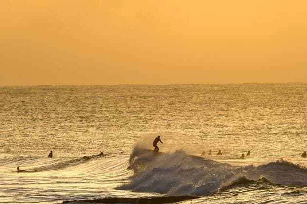Sport Themen der Woche KW16 Sport Bilder des Tages 18th April 2019, Bells Beach, Victoria, Australia; World Surf League Rip Curl Pro Bells Beach Day 2; Surfers warm up at sunrise  ActionPlus12125070 MorganxHancock