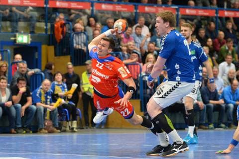 Jona Schoch (HBW Balingen-Weilstetten) li. beim Torwurf, Petr Slachta (EHV Aue) re., EHV Aue vs. HBW Balingen-Weilstetten, 18.04.2019, 2. Handball-Bundesliga, EHV Aue vs.HBW Balingen, Handball, 2. Bundesliga, 18.04.2019 Loessnitz Copyright: xEIBNER BertxHarzerx EP_BHR