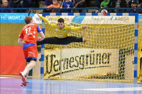 Tim Nothdurft (HBW Balingen-Weilstetten) li. und Erik Toepfer (Torwart, EHV Aue) re., EHV Aue vs. HBW Balingen-Weilstetten, 18.04.2019, 2. Handball-Bundesliga, EHV Aue vs.HBW Balingen, Handball, 2. Bundesliga, 18.04.2019 Loessnitz Copyright: xEIBNER BertxHarzerx EP_BHR