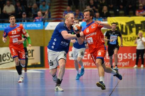Zweikampf zwischen Bengt Bornhorn (EHV Aue) li. und Matthias Flohr (HBW Balingen-Weilstetten) re. , EHV Aue vs. HBW Balingen-Weilstetten, 18.04.2019, 2. Handball-Bundesliga, EHV Aue vs.HBW Balingen, Handball, 2. Bundesliga, 18.04.2019 Loessnitz Copyright: xEIBNER BertxHarzerx EP_BHR