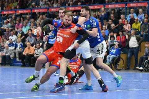 Marcel Niemeyer (HBW Balingen-Weilstetten) beim Torwurf, Kevin Roch (EHV Aue) Mitte, klammert, Petr Slachta (EHV Aue) li., Ladislav Brykner (EHV Aue) re., EHV Aue vs. HBW Balingen-Weilstetten, 18.04.2019, 2. Handball-Bundesliga, EHV Aue vs.HBW Balingen, Handball, 2. Bundesliga, 18.04.2019 Loessnitz Copyright: xEIBNER BertxHarzerx EP_BHR