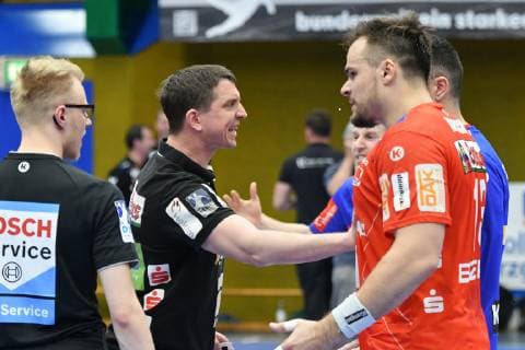 Benjamin Meschke (HBW Balingen-Weilstetten) re., frustriert, Jens Buerkle (Trainer, HBW Balingen-Weilstetten) Mitte haelt ihn zurueck, EHV Aue vs. HBW Balingen-Weilstetten, 18.04.2019, 2. Handball-Bundesliga, EHV Aue vs.HBW Balingen, Handball, 2. Bundesliga, 18.04.2019 Loessnitz Copyright: xEIBNER BertxHarzerx EP_BHR