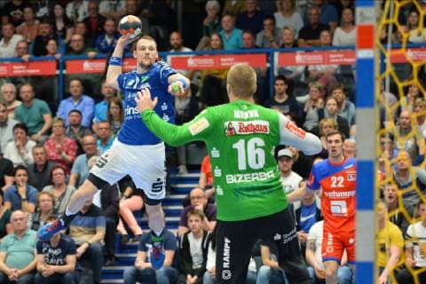 Bengt Bornhorn (EHV Aue) li. und Tomas Mrkva (Torwart, HBW Balingen-Weilstetten) re., EHV Aue vs. HBW Balingen-Weilstetten, 18.04.2019, 2. Handball-Bundesliga, EHV Aue vs.HBW Balingen, Handball, 2. Bundesliga, 18.04.2019 Loessnitz Copyright: xEIBNER BertxHarzerx EP_BHR