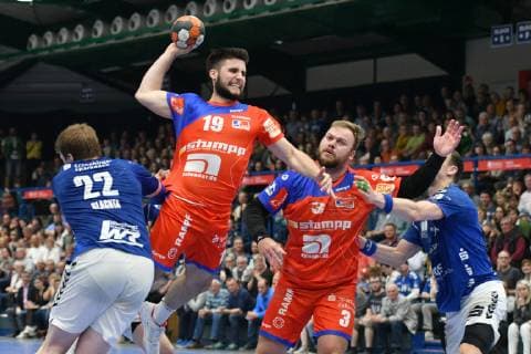 Petr Slachta (EHV Aue) li., Juan Munoz de la Pena (HBW Balingen-Weilstetten) 2.v.li., Marcel Niemeyer (HBW Balingen-Weilstetten) 2.v.re. und Kevin Roch (EHV Aue) re., EHV Aue vs. HBW Balingen-Weilstetten, 18.04.2019, 2. Handball-Bundesliga, EHV Aue vs.HBW Balingen, Handball, 2. Bundesliga, 18.04.2019 Loessnitz Copyright: xEIBNER BertxHarzerx EP_BHR