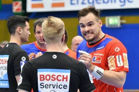 Benjamin Meschke (HBW Balingen-Weilstetten) re. beim Schiedsrichtergespann, EHV Aue vs. HBW Balingen-Weilstetten, 18.04.2019, 2. Handball-Bundesliga, EHV Aue vs.HBW Balingen, Handball, 2. Bundesliga, 18.04.2019 Loessnitz Copyright: xEIBNER BertxHarzerx EP_BHR