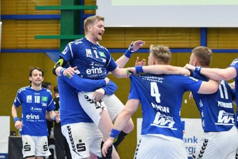 Mannschaft des EHV Aue feiert, Eric Meinhardt (EHV Aue) Mitte, EHV Aue vs. HBW Balingen-Weilstetten, 18.04.2019, 2. Handball-Bundesliga, EHV Aue vs.HBW Balingen, Handball, 2. Bundesliga, 18.04.2019 Loessnitz Copyright: xEIBNER BertxHarzerx EP_BHR
