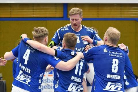 Mannschaft des EHV Aue feiert, Eric Meinhardt (EHV Aue) Mitte, EHV Aue vs. HBW Balingen-Weilstetten, 18.04.2019, 2. Handball-Bundesliga, EHV Aue vs.HBW Balingen, Handball, 2. Bundesliga, 18.04.2019 Loessnitz Copyright: xEIBNER BertxHarzerx EP_BHR