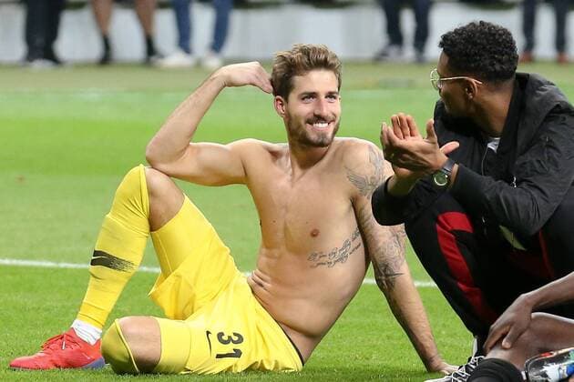 Fußball - Europa League - Viertellfinale Eintracht Frankfurt - Benfica Lissabon am 18.05.2019 in der Commerzbank-Arena in Frankfurt Torwart Kevin Trapp (Frankfurt) unterhält sich mit Sebastien Haller (Frankfurt) und lacht