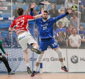 v.l. Philipp Bauer (Hamburg 22) greift an, Patrick Hueter (Dormagen 25) blockt beim Spiel TSV Bayer Dorrmagen vs. HSV Hamburg, Handball, 2. Bundesliga, 18.04.2019 TSV Bayer Dorrmagen vs. HSV Hamburg, Handball, 2. Bundesliga, 18.04.2019 Dormagen Copyright: xEIBNER MarioxHommesx EP_MHS