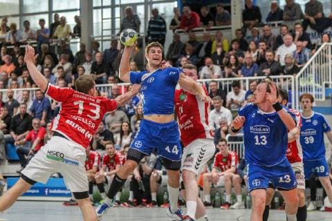 Sport Bilder des Tages Niklas Weller (Hamburg 13) und +h41+ blocken den Angriff von Ian Hueter (Dormagen 14), rechts beobachtet Carl Loefstroem (Dormagen 13) beim Spiel TSV Bayer Dorrmagen vs. HSV Hamburg, Handball, 2. Bundesliga, 18.04.2019 TSV Bayer Dorrmagen vs. HSV Hamburg, Handball, 2. Bundesliga, 18.04.2019 Dormagen Copyright: xEIBNER MarioxHommesx EP_MHS
