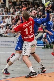 v. li. im Zweikampf Niklas Weller (Hamburg 13) und Patrick Hueter (Dormagen 25) beim Spiel TSV Bayer Dorrmagen vs. HSV Hamburg, Handball, 2. Bundesliga, 18.04.2019 TSV Bayer Dorrmagen vs. HSV Hamburg, Handball, 2. Bundesliga, 18.04.2019 Dormagen Copyright: xEIBNER MarioxHommesx EP_MHS