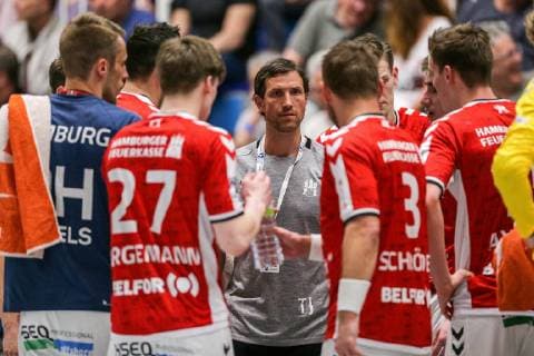 Trainer Torsten Jansen (Hamburg) zwischen seinen Spielern beim Spiel TSV Bayer Dorrmagen vs. HSV Hamburg, Handball, 2. Bundesliga, 18.04.2019 TSV Bayer Dorrmagen vs. HSV Hamburg, Handball, 2. Bundesliga, 18.04.2019 Dormagen Copyright: xEIBNER MarioxHommesx EP_MHS