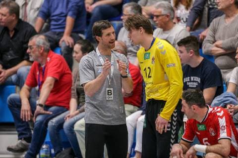 v.l. Trainer Torsten Jansen (Hamburg) diskutiert mit Marcel Kokoszka (Hamburg 12) beim Spiel TSV Bayer Dorrmagen vs. HSV Hamburg, Handball, 2. Bundesliga, 18.04.2019 TSV Bayer Dorrmagen vs. HSV Hamburg, Handball, 2. Bundesliga, 18.04.2019 Dormagen Copyright: xEIBNER MarioxHommesx EP_MHS
