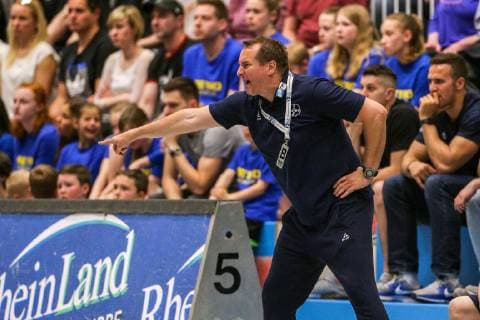 Trainer Ulli Kriebel (Dormagen) gestilkuliert beim Spiel TSV Bayer Dorrmagen vs. HSV Hamburg, Handball, 2. Bundesliga, 18.04.2019 TSV Bayer Dorrmagen vs. HSV Hamburg, Handball, 2. Bundesliga, 18.04.2019 Dormagen Copyright: xEIBNER MarioxHommesx EP_MHS
