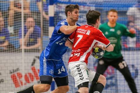 v. li. im Zweikampf Ian Hueter (Dormagen 14) und Leif Tissier (Hamburg 7) beim Spiel TSV Bayer Dorrmagen vs. HSV Hamburg, Handball, 2. Bundesliga, 18.04.2019 TSV Bayer Dorrmagen vs. HSV Hamburg, Handball, 2. Bundesliga, 18.04.2019 Dormagen Copyright: xEIBNER MarioxHommesx EP_MHS