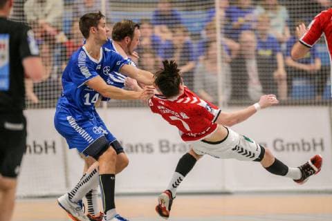 v.l. Ian Hueter (Dormagen 14) und Carl Loefstroem (Dormagen 13) blocken den Angriff von Leif Tissier (Hamburg 7) beim Spiel TSV Bayer Dorrmagen vs. HSV Hamburg, Handball, 2. Bundesliga, 18.04.2019 TSV Bayer Dorrmagen vs. HSV Hamburg, Handball, 2. Bundesliga, 18.04.2019 Dormagen Copyright: xEIBNER MarioxHommesx EP_MHS