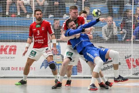v.l. Stefan Schroeder (Hamburg 3) beobachtet den Zweikampf zwischen Dominik Vogt (Hamburg 41) und Patrick Hueter (Dormagen 25) beim Spiel TSV Bayer Dorrmagen vs. HSV Hamburg, Handball, 2. Bundesliga, 18.04.2019 TSV Bayer Dorrmagen vs. HSV Hamburg, Handball, 2. Bundesliga, 18.04.2019 Dormagen Copyright: xEIBNER MarioxHommesx EP_MHS