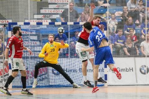 Lukas Ossenkopp (Hamburg 14) versucht den Wurf von Eloy Morante Maldonado (Dormagen 33) zu blocken, Kevin Herbst (Hamburg 77) beobachtet, Aron Rafn Edvardsson (Hamburg 28) lauert auf den Ball beim Spiel TSV Bayer Dorrmagen vs. HSV Hamburg, Handball, 2. Bundesliga, 18.04.2019 TSV Bayer Dorrmagen vs. HSV Hamburg, Handball, 2. Bundesliga, 18.04.2019 Dormagen Copyright: xEIBNER MarioxHommesx EP_MHS
