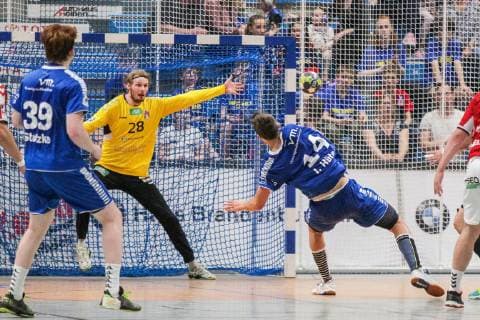 Aron Rafn Edvardsson (Hamburg 28) versucht den Wurf von Ian Hueter (Dormagen 14) zu halten beim Spiel TSV Bayer Dorrmagen vs. HSV Hamburg, Handball, 2. Bundesliga, 18.04.2019 TSV Bayer Dorrmagen vs. HSV Hamburg, Handball, 2. Bundesliga, 18.04.2019 Dormagen Copyright: xEIBNER MarioxHommesx EP_MHS