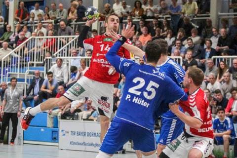 v.l. Lukas Ossenkopp (Hamburg 14) wirft, Patrick Hueter (Dormagen 25) versucht zu blocken beim Spiel TSV Bayer Dorrmagen vs. HSV Hamburg, Handball, 2. Bundesliga, 18.04.2019 TSV Bayer Dorrmagen vs. HSV Hamburg, Handball, 2. Bundesliga, 18.04.2019 Dormagen Copyright: xEIBNER MarioxHommesx EP_MHS