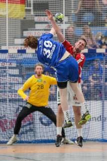 Lukas Stutzke (Dormagen 39) wirft auf das Tor, Lukas Ossenkopp (Hamburg 14) versucht zu blocken beim Spiel TSV Bayer Dorrmagen vs. HSV Hamburg, Handball, 2. Bundesliga, 18.04.2019 TSV Bayer Dorrmagen vs. HSV Hamburg, Handball, 2. Bundesliga, 18.04.2019 Dormagen Copyright: xEIBNER MarioxHommesx EP_MHS