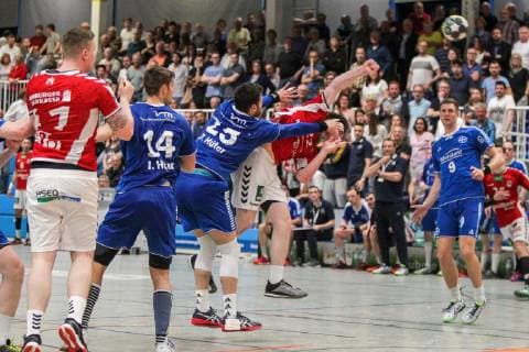Patrick Hueter (Dormagen 25) versucht den Wurf von Philipp Bauer (Hamburg 22) zu blocken, Dominik Vogt (Hamburg 41), Ian Hueter (Dormagen 14) und Daniel Eggert (Dormagen 9) beobachten beim Spiel TSV Bayer Dorrmagen vs. HSV Hamburg, Handball, 2. Bundesliga, 18.04.2019 TSV Bayer Dorrmagen vs. HSV Hamburg, Handball, 2. Bundesliga, 18.04.2019 Dormagen Copyright: xEIBNER MarioxHommesx EP_MHS