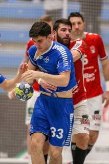 v. li. im Zweikampf Eloy Morante Maldonado (Dormagen 33) und Kevin Herbst (Hamburg 77) beim Spiel TSV Bayer Dorrmagen vs. HSV Hamburg, Handball, 2. Bundesliga, 18.04.2019 TSV Bayer Dorrmagen vs. HSV Hamburg, Handball, 2. Bundesliga, 18.04.2019 Dormagen Copyright: xEIBNER MarioxHommesx EP_MHS
