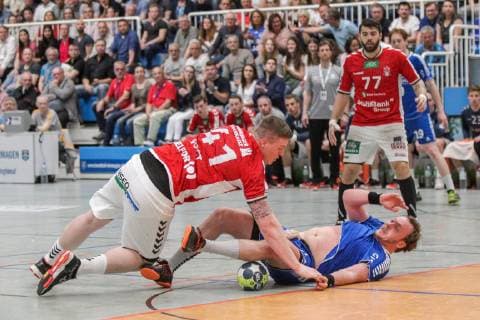 v. li. im Zweikampf Dominik Vogt (Hamburg 41) und Carl Loefstroem (Dormagen 13), rechts beobachtet Kevin Herbst (Hamburg 77) beim Spiel TSV Bayer Dorrmagen vs. HSV Hamburg, Handball, 2. Bundesliga, 18.04.2019 TSV Bayer Dorrmagen vs. HSV Hamburg, Handball, 2. Bundesliga, 18.04.2019 Dormagen Copyright: xEIBNER MarioxHommesx EP_MHS