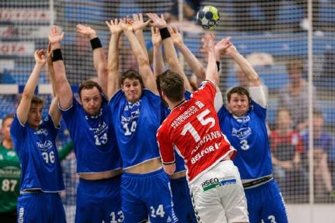 Dominik Axmann (Hamburg 15) wirft einen Freiwurf, die Dormagener Spieler versuchen zu blocken beim Spiel TSV Bayer Dorrmagen vs. HSV Hamburg, Handball, 2. Bundesliga, 18.04.2019 TSV Bayer Dorrmagen vs. HSV Hamburg, Handball, 2. Bundesliga, 18.04.2019 Dormagen Copyright: xEIBNER MarioxHommesx EP_MHS