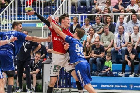 v.l. Finn Wullenweber (Hamburg 25) wirft, Tim Wieling (Dormagen 96) blockt den Wurf beim Spiel TSV Bayer Dorrmagen vs. HSV Hamburg, Handball, 2. Bundesliga, 18.04.2019 TSV Bayer Dorrmagen vs. HSV Hamburg, Handball, 2. Bundesliga, 18.04.2019 Dormagen Copyright: xEIBNER MarioxHommesx EP_MHS