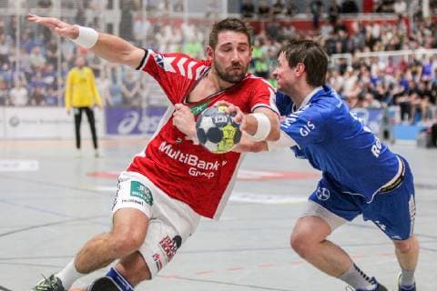 v. li. im Zweikampf Stefan Schroeder (Hamburg 3) und Joshua Reuland (Dormagen 3) beim Spiel TSV Bayer Dorrmagen vs. HSV Hamburg, Handball, 2. Bundesliga, 18.04.2019 TSV Bayer Dorrmagen vs. HSV Hamburg, Handball, 2. Bundesliga, 18.04.2019 Dormagen Copyright: xEIBNER MarioxHommesx EP_MHS