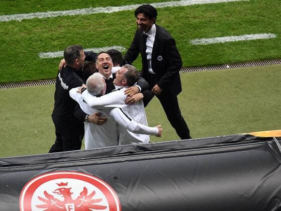 Sport Themen der Woche KW16 18.04.2019, xpsx, Fußball UEFA Europa League 1 4 Finale, Eintracht Frankfurt - Benfica Lissabon emspor, v.l. Dr. Christoph Seeger (Mannschaftsarzt Eintracht Frankfurt), Physiotherapeut Thomas Stubner (Eintracht Frankfurt), Co Trainer Christian Peintinger (Eintracht Frankfurt), Co Trainer Armin Reutershahn (Eintracht Frankfurt), Trainer Adolf Adi Huetter (Eintracht Frankfurt), TW Trainer Manfred Moppes Petz (Eintracht Frankfurt), Sportdirektor Manager Bruno Huebner (Eintracht Frankfurt) (DFL DFB REGULATIONS PROHIBIT ANY USE OF PHOTOGRAPHS as IMAGE SEQUENCES and or QUASI-VIDEO) Frankfurt am Main *** 18 04 2019 xpsx Football UEFA Europa League 1 4 Final Eintracht Frankfurt Benfica Lisbon emspor v l Dr Christoph Seeger Team Physician Eintracht Frankfurt Physiotherapist Thomas Stubner Eintracht Frankfurt Co Coach Christian Peintinger Eintracht Frankfurt Co Trainer Armin Reutershahn Eintracht Frankfurt Trainer Adolf Adi Huetter Eintracht Frankfurt TW Trainer Manfred Moppes Petz Eintracht Frankfurt Sports Director Manager Bruno Huebner Eintracht Frankfurt DFL DFB REGULATIONS PROHIBIT ANY USE OF PHOTOGRAPHS as IMAGE SEQUENCES and or QUASI VIDEO Frankfurt am Main