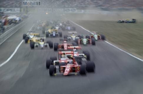 Formel 1 Weltmeisterschaft 1989 Großer Preis von Deutschland auf dem Hockenheim-Ring für kurze Zeit ganz vorne aber im Schlußklassement Vierter Gerhard Berger im Ferrari gewonnen wurde das Rennen von Ayerton Senna vor Alain Prost beide McLaren-Honda (hier in Position 2 + 3 hinter Berger) *** Formula 1 World Championship 1989 Grand Prix of Germany at the Hockenheim Ring for a short time at the very front but in the final ranking fourth Gerhard Berger in Ferrari won the race of Ayerton Senna ahead of Alain Prost both McLaren Honda here in position 2 3 behind Berger