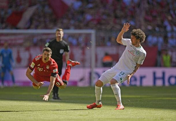 Sport Themen der Woche KW16 Sport Bilder des Tages 20.04.2019, Fussball 1. Bundesliga 2018 2019, 30. Spieltag, FC Bayern München - SV Werder Bremen, in der Allianz-Arena München, v.li: Robert Lewandowski (FC Bayern München) gefoult von Milos Veljkovic (SV Werder Bremen). ***DFL and DFB regulations prohibit any use of photographs as image sequences and or quasi-video.*** *** 20 04 2019 Football 1 Bundesliga 2018 2019 30 Matchday FC Bayern München SV Werder Bremen in the Allianz Arena Munich v li Robert Lewandowski FC Bayern München fouled by Milos Veljkovic SV Werder Bremen DFL and DFB regulations prohibit any use of photographs as image sequences and or quasi video