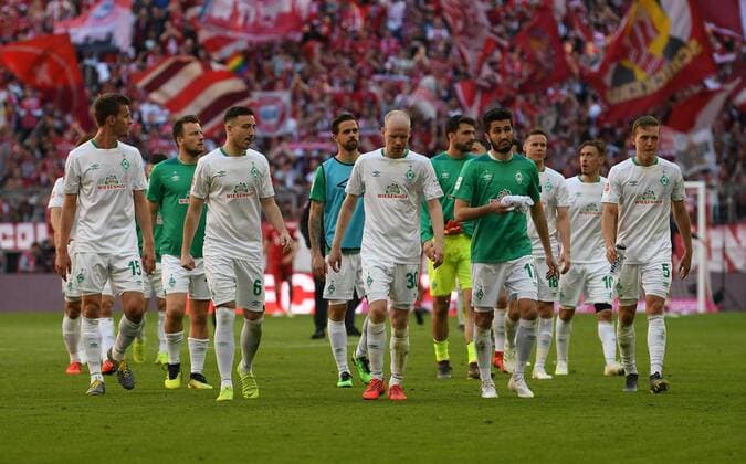 20.04.2019, xmhx, Fussball 1.Bundesliga, FC Bayern Muenchen - SV Werder Bremen emspor, v.l. Philipp Bargfrede (Werder Bremen), Kevin Möhwald (Werder Bremen), Davy Klaassen (Werder Bremen), Nuri Sahin (Werder Bremen), Max Kruse (Werder Bremen), Ludwig Augustinsson (Werder Bremen) bedanken sich bei den Fans, klatschen, Enttäuschung, Niedergeschlagen, Trauer, traurig, enttäuscht, frustriert, Frust (DFL DFB REGULATIONS PROHIBIT ANY USE OF PHOTOGRAPHS as IMAGE SEQUENCES and or QUASI-VIDEO) Muenchen *** 20 04 2019 xmhx Soccer 1 Bundesliga FC Bayern Muenchen SV Werder Bremen emspor v l Philipp Bargfrede Werder Bremen Kevin Möhwald Werder Bremen Davy Klaassen Werder Bremen Nuri Sahin Werder Bremen Max Kruse Werder Bremen Ludwig Augustinsson Werder Bremen thank the fans clap disappointment defeat sad sad disappointed frustrated frustration DFL DFB REGULATIONS PROHIBIT ANY USE OF PHOTOGRAPHS as IMAGE SEQUENCES and or QUASI VIDEO Munich