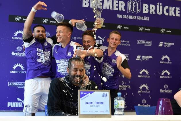 Sport Themen der Woche KW16 Sport Bilder des Tages Fußball 3. Liga 34. Spieltag VfL Osnabrück -VfR Aalen am 20.04.2019 an der Bremer Brücke in Osnabrück Bierdusche fuer den Trainer Daniel Thioune (Osnabrueck) in der Pressekonferenz von Marcos Alvarez (Osnabrueck), Thomas Konrad (Osnabrueck) und Alexander Dercho (Osnabrueck). *** Football 3 League 34 Matchday VfL Osnabrück VfR Aalen on 20 04 2019 at the Bremer Brücke in Osnabrück Beer shower for coach Daniel Thioune Osnabrueck in the press conference of Marcos Alvarez Osnabrueck Thomas Konrad Osnabrueck and Alexander Dercho Osnabrueck MT