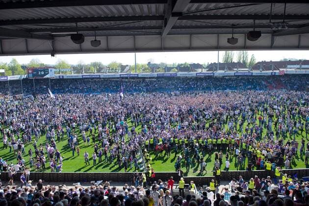 Fußball, Stadiongeschichte VfL Osnabrück Osnabrück, Deutschland 20.04.2019: 3. Liga - 2018 2019 - VfL Osnabrück vs. VfR Aalen Fans (Osnabrück) feiern den Aufstieg DFB regulations prohibit any use of photographs as image sequences and or quasi-video. Osnabrück Niedersachsen Deutschland Stadion an der Bremer Brücke