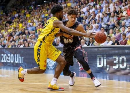 Oldenburg, Niedersachsen, DEU, 20.04.2019, Joshua Obiesie (rechts, s.Oliver Würzburg) und Frantz Massenat (links, EWE Baskets Oldenburg). EWE Baskets Oldenburg vs. s.Oliver Würzburg. Basketball. 1. Basketball-Bundesliga Saison 2018 2019, 29. Spieltag, Grosse EWE Arena. EWE Baskets Oldenburg vs. s.Oliver Würzburg
