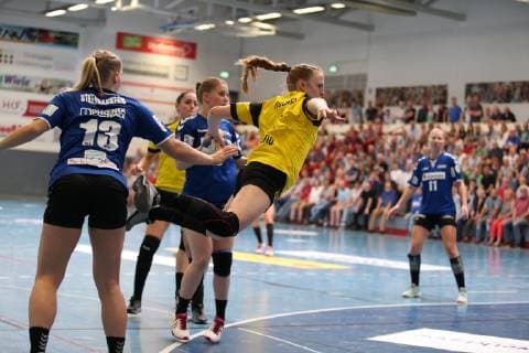 Leonie Kockel (Borussia Dortmund 9) vorbei an Angela Steenbakkers (HSG Blomberg-Lippe 13)(links) und Kira Schnack (HSG Blomberg-Lippe 2)(hinten), HSG Blomberg-Lippe vs Borussia Dortmund, Handball, 1. Frauen Bundesliga, 20.04.2019, HSG Blomberg-Lippe vs Borussia Dortmund Handball, 1. Bundesliga Frauen, 20.04.2019 Blomberg Copyright: xEIBNER JanxStrohdiekx EP_JSK