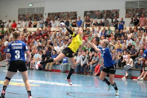 Dana Bleckmann (Borussia Dortmund 66) gegen Kamila Kordovska (HSG Blomberg-Lippe 11)(rechts) , HSG Blomberg-Lippe vs Borussia Dortmund, Handball, 1. Frauen Bundesliga, 20.04.2019, HSG Blomberg-Lippe vs Borussia Dortmund Handball, 1. Bundesliga Frauen, 20.04.2019 Blomberg Copyright: xEIBNER JanxStrohdiekx EP_JSK