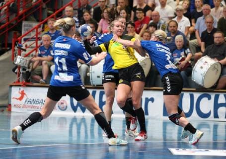 Dana Bleckmann (Borussia Dortmund 66) gegen Kamila Kordovska (HSG Blomberg-Lippe 11)(links), Tessa van Zijl (HSG Blomberg-Lippe 8)(hinten) und Kira Schnack (HSG Blomberg-Lippe 2)(rechts) , HSG Blomberg-Lippe vs Borussia Dortmund, Handball, 1. Frauen Bundesliga, 20.04.2019, HSG Blomberg-Lippe vs Borussia Dortmund Handball, 1. Bundesliga Frauen, 20.04.2019 Blomberg Copyright: xEIBNER JanxStrohdiekx EP_JSK
