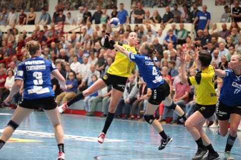 Dana Bleckmann (Borussia Dortmund 66) gegen Gisa Klaunig (HSG Blomberg-Lippe 4)(rechts) , HSG Blomberg-Lippe vs Borussia Dortmund, Handball, 1. Frauen Bundesliga, 20.04.2019, HSG Blomberg-Lippe vs Borussia Dortmund Handball, 1. Bundesliga Frauen, 20.04.2019 Blomberg Copyright: xEIBNER JanxStrohdiekx EP_JSK