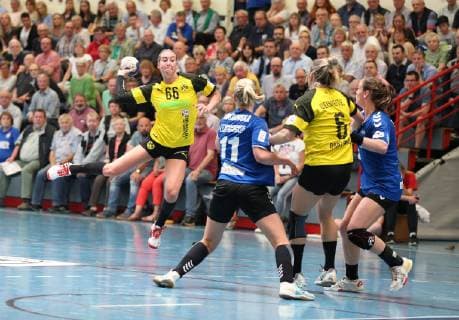Dana Bleckmann (Borussia Dortmund 66) gegen v.l. Kamila Kordovska (HSG Blomberg-Lippe 11), Saskia Weisheitel (Borussia Dortmund 6), Tessa van Zijl (HSG Blomberg-Lippe 8), HSG Blomberg-Lippe vs Borussia Dortmund, Handball, 1. Frauen Bundesliga, 20.04.2019, HSG Blomberg-Lippe vs Borussia Dortmund Handball, 1. Bundesliga Frauen, 20.04.2019 Blomberg Copyright: xEIBNER JanxStrohdiekx EP_JSK